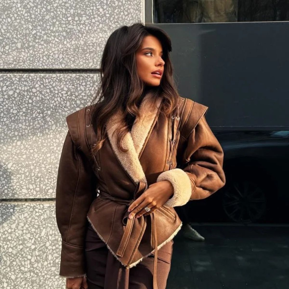 ModeGeist | Stylische Kunstlederjacke mit Teddy Futter und Schnürdetails