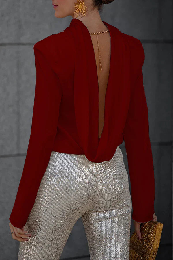 TARA Bluse: Drapierte Oberbekleidung mit Kettenrückendetail