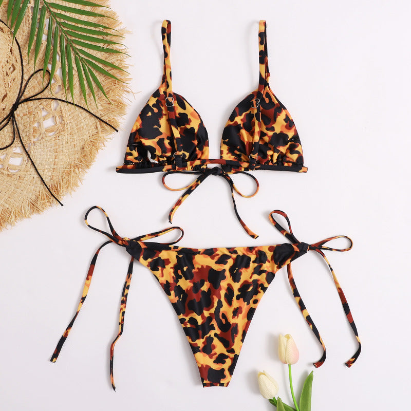Modischer Dreieck-Bikini mit verspieltem Animal-Print und Bändern