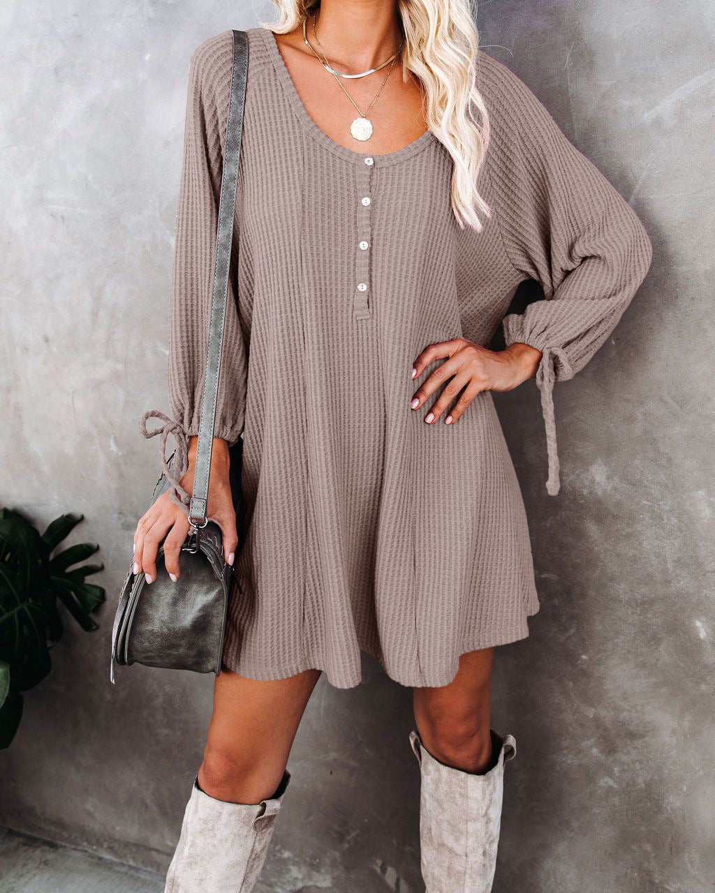 Damen lässiges Knopfkleid mit Rüschendetails und dekorativem Saum ModeGeist