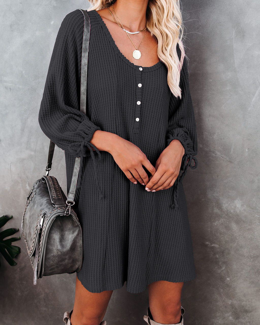 Damen lässiges Knopfkleid mit Rüschendetails und dekorativem Saum ModeGeist
