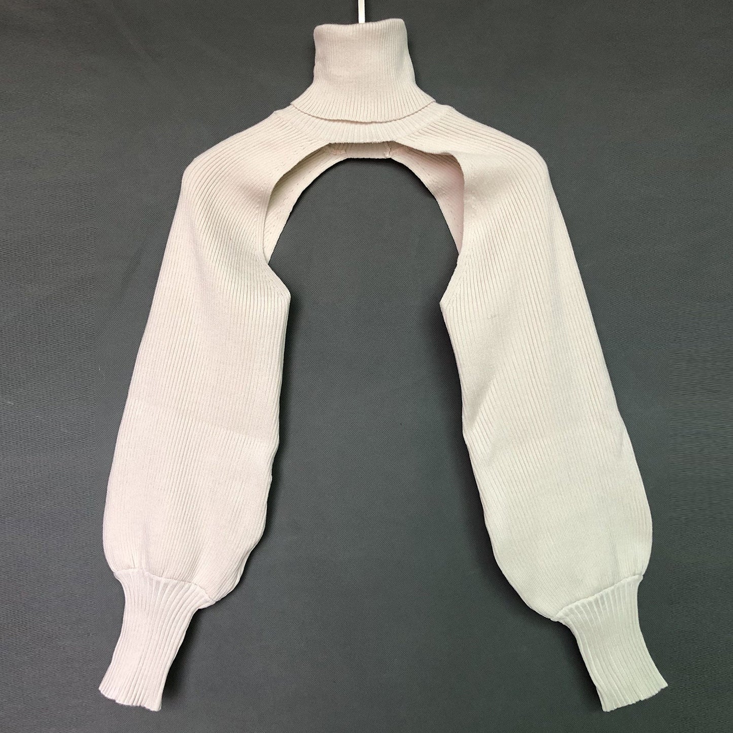 Damen Strickoberteil mit innovativem Schnitt und hohem Kragen ModeGeist