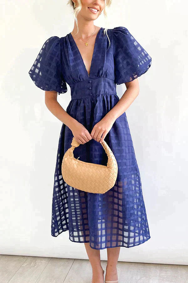 Stilvolles Alina Kleid mit weiten Ärmeln, einzigartig im Design
