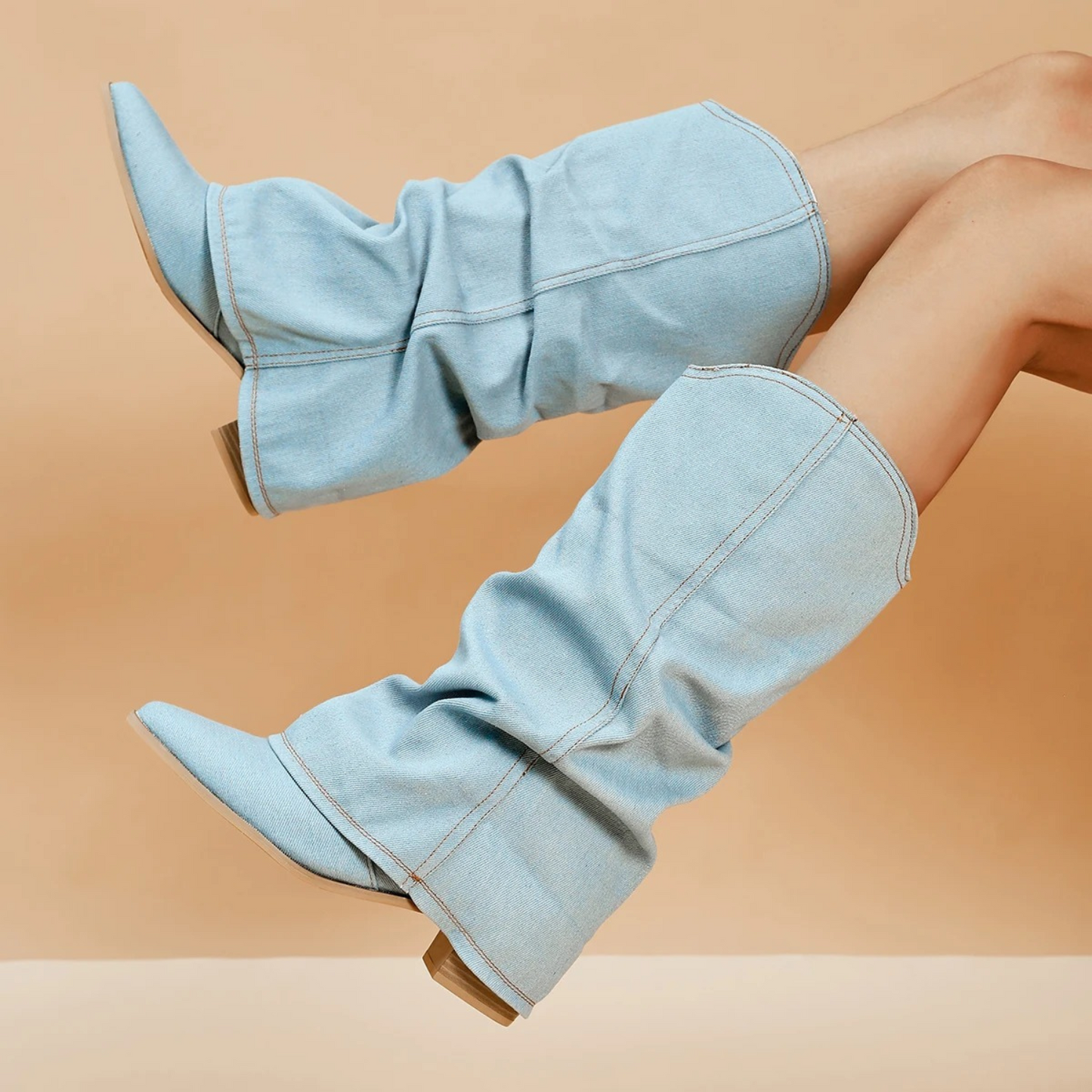 ModeGeist | Gefaltete Denim-Stiefel mit Blockabsatz