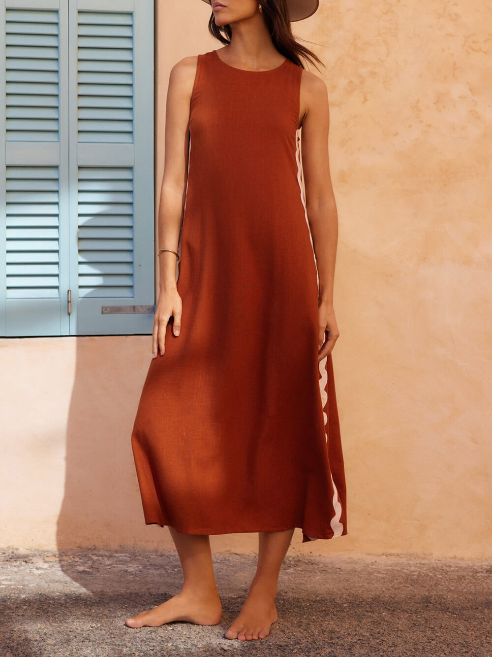 MODEGEIST Damen Ärmelloses Midi-Kleid Schwarz Wellendetail Kontrastsaum