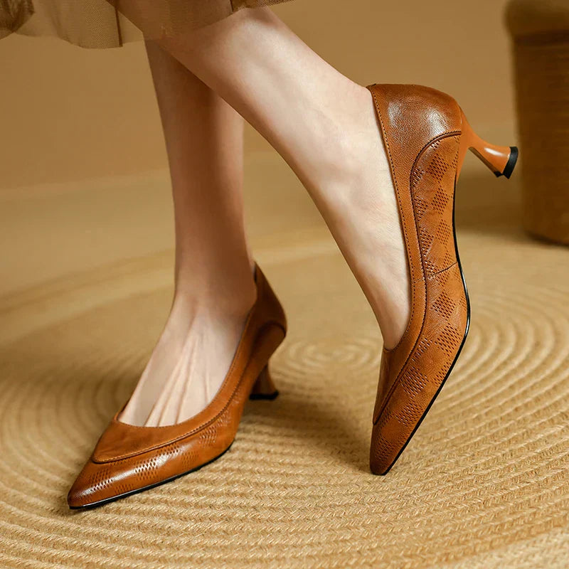 MODEGEIST Damen Kitten Heel Pumps Spitz Schwarz