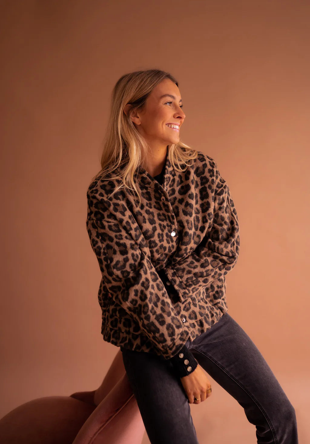 ModeGeist | Damen Bomberjacke mit gerüschten Ärmeldetails
