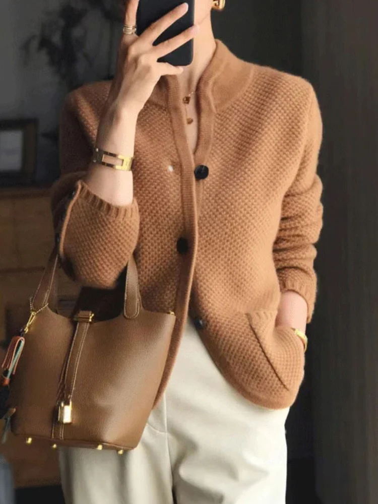 ModeGeist | Eleganter Strickcardigan mit Hohem Kragen