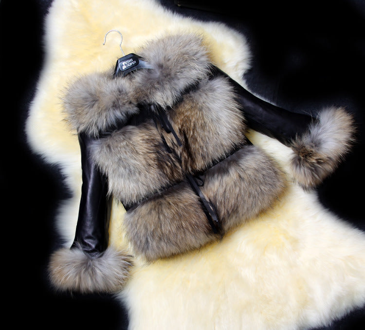 Damen Stilvolle Kunstpelzjacke mit tailliertem Schnitt und eleganten Details ModeGeist