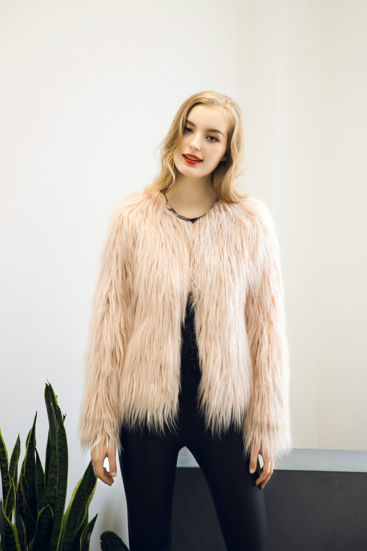 Damen Flauschige Kurzjacke mit elegantem Schnitt und weichem Fellgefühl ModeGeist