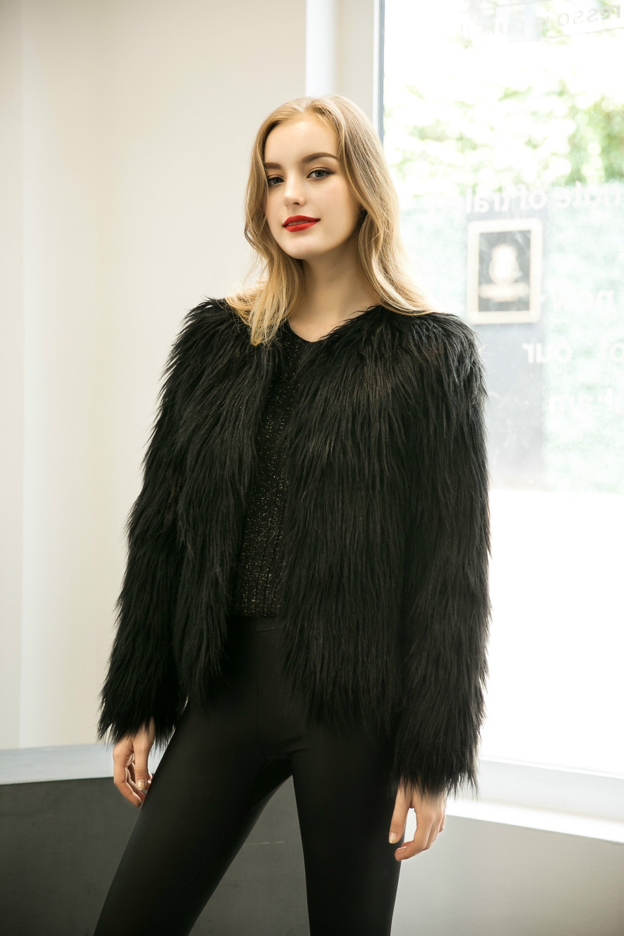 Damen Flauschige Kurzjacke mit elegantem Schnitt und weichem Fellgefühl ModeGeist