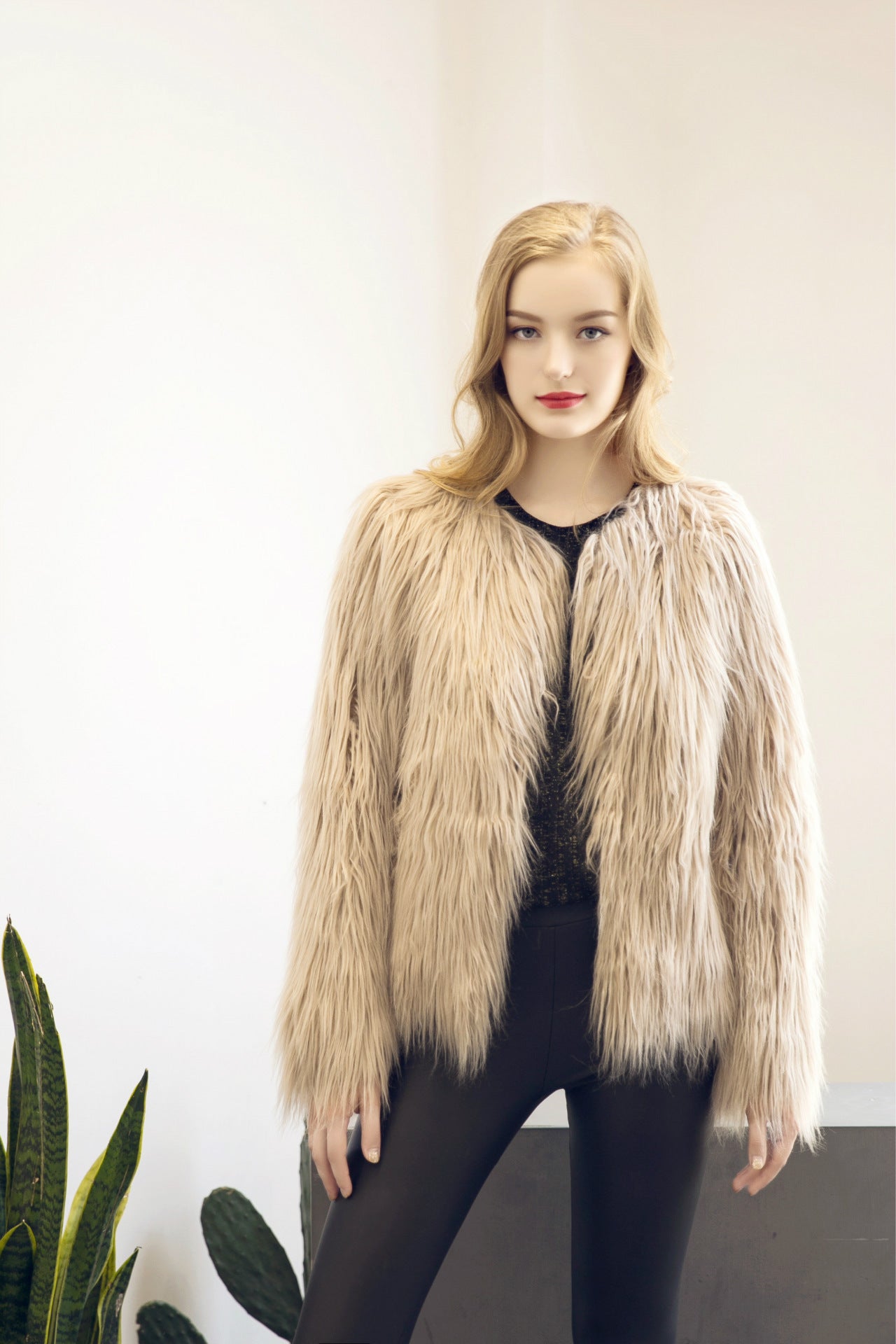Damen Flauschige Kurzjacke mit elegantem Schnitt und weichem Fellgefühl ModeGeist