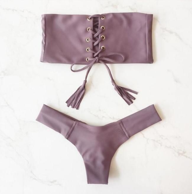 Eleganter Damen-Bandeau-Bikini mit Schnürung und Fransen von MODEGEIST