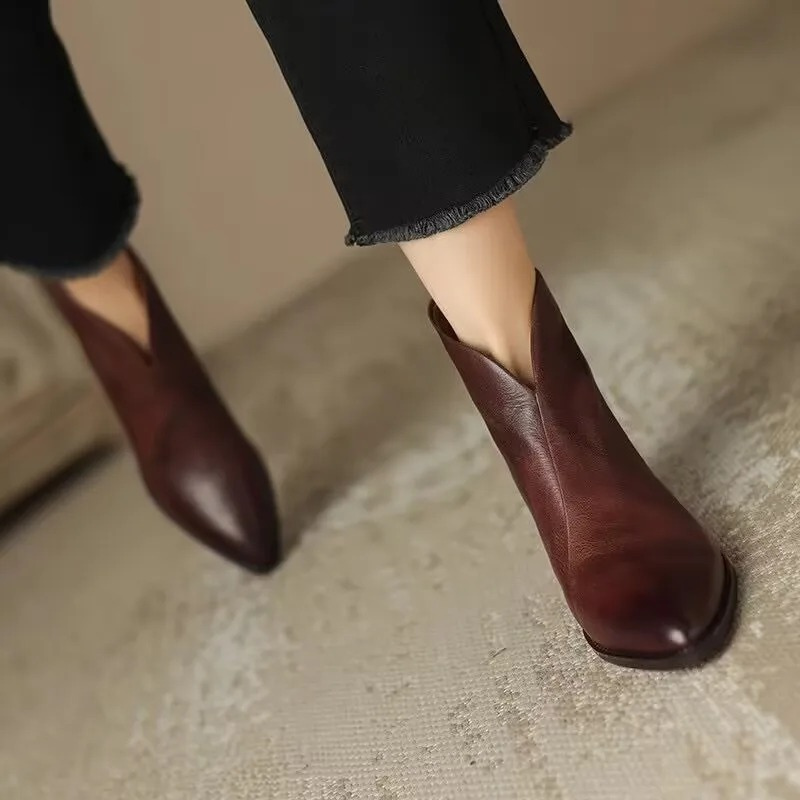 ModeGeist | Stiefeletten Leder Spitze Seitenreißverschluss Blockabsatz Elegante Passform