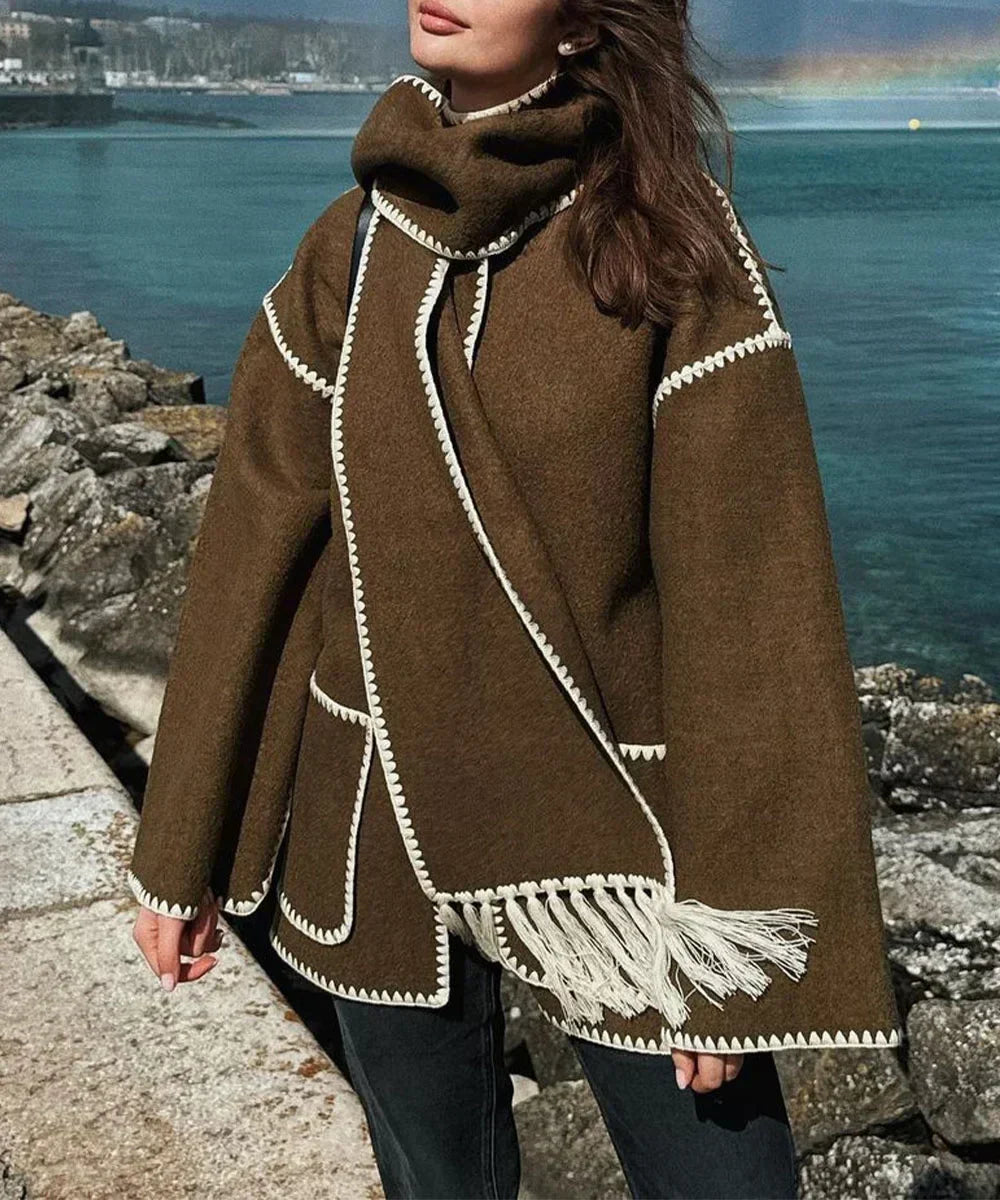 ModeGeist | Zeitloser Pompon-Mantel für Frauen