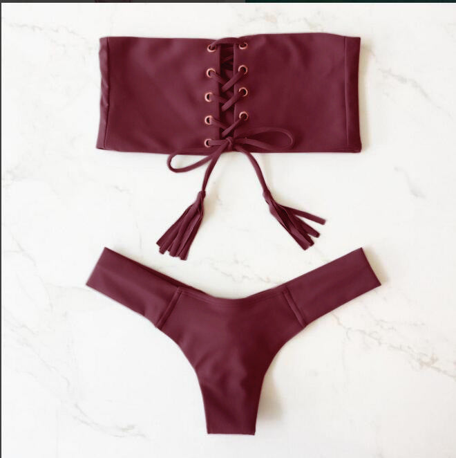 Eleganter Damen-Bandeau-Bikini mit Schnürung und Fransen von MODEGEIST