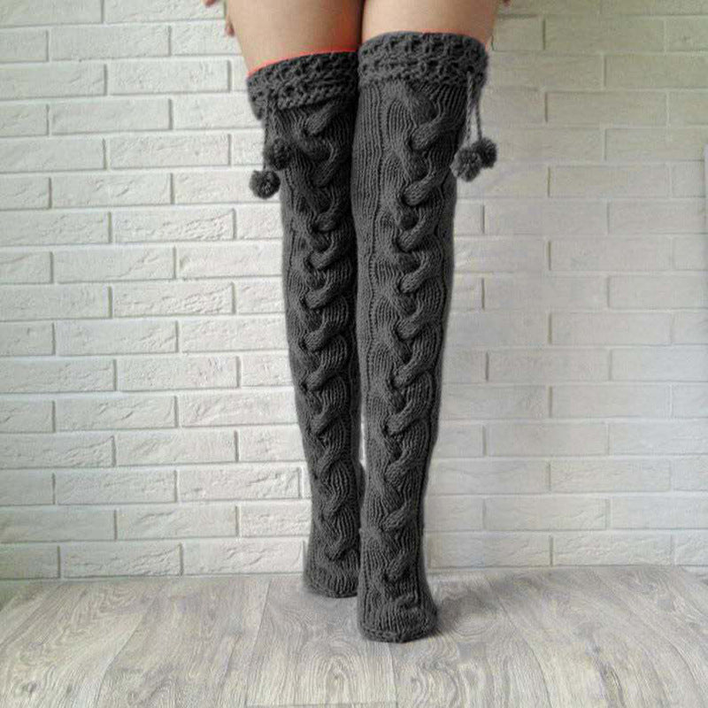Stricksocken über Knie mit Rüschenball
