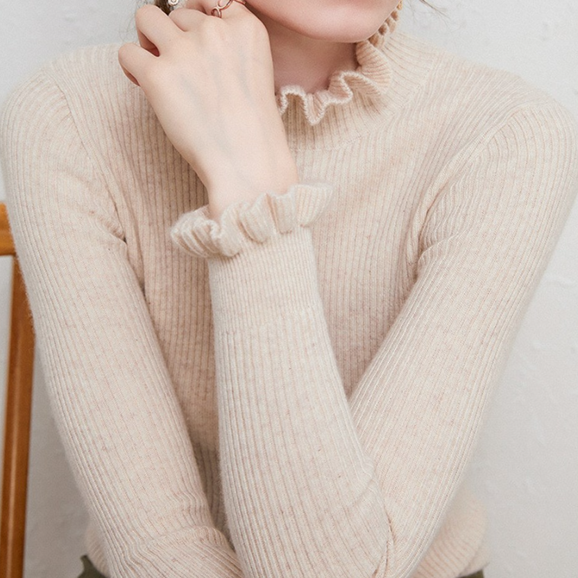 ModeGeist | Rollkragenpullover mit femininen Rüschendetails
