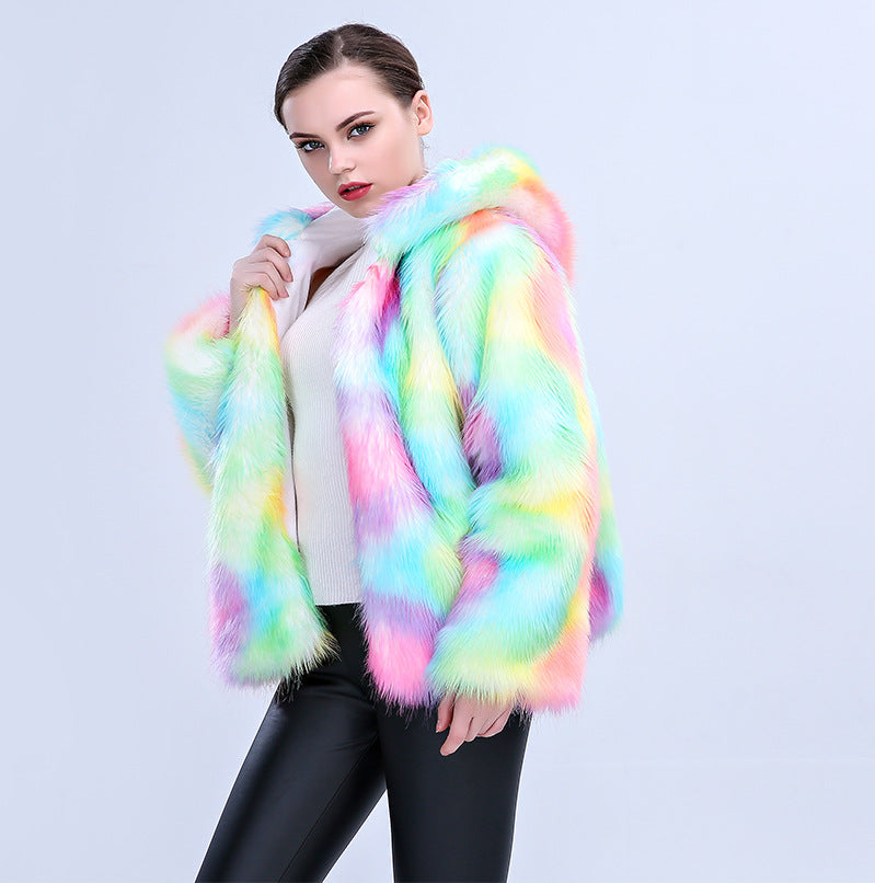 Damen Modische Kunstpelzjacke mit Kapuze und buntem Farbverlauf ModeGeist