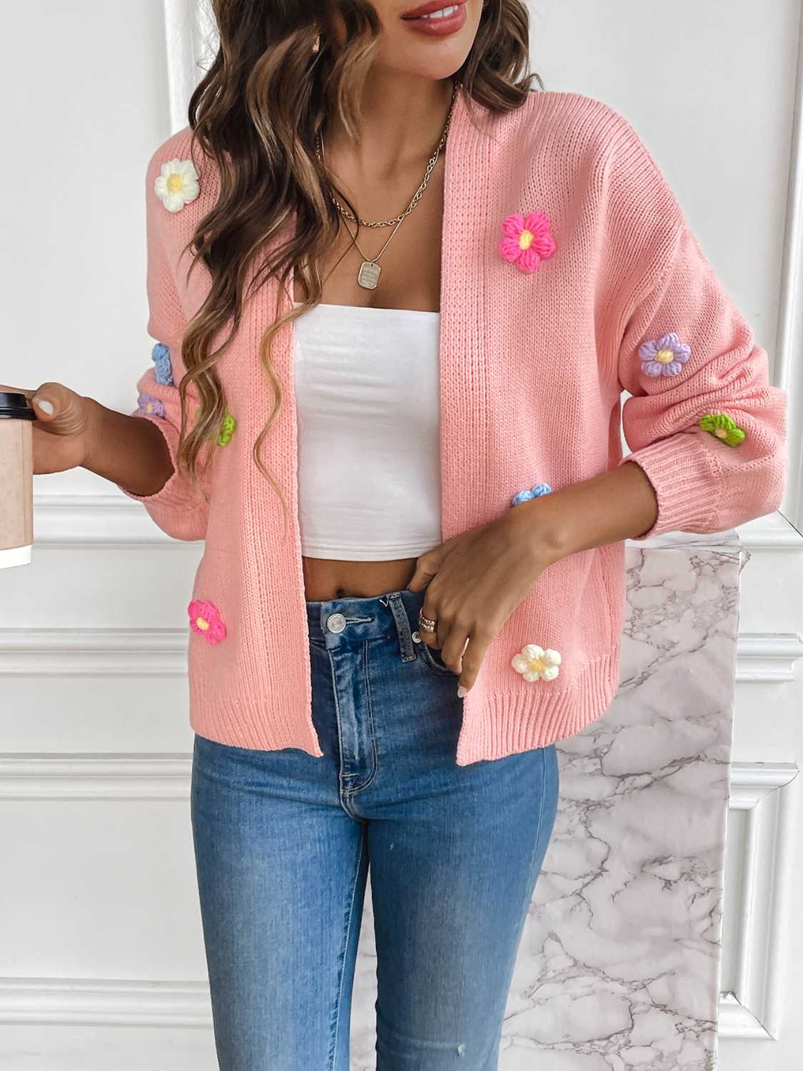 ModeGeist | Strickcardigan mit Blütendetails Offene Vorderseite Feminin und Stylisch