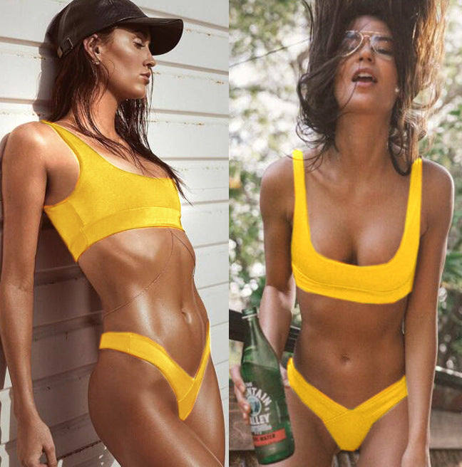 Moderner Damen-Bikini mit breitem Oberteil und hohem V-Ausschnitt