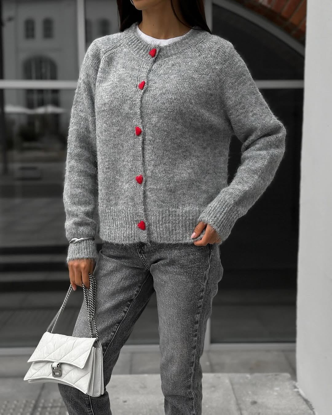 ModeGeist | Kuschelige Strickjacke mit Herzknöpfen