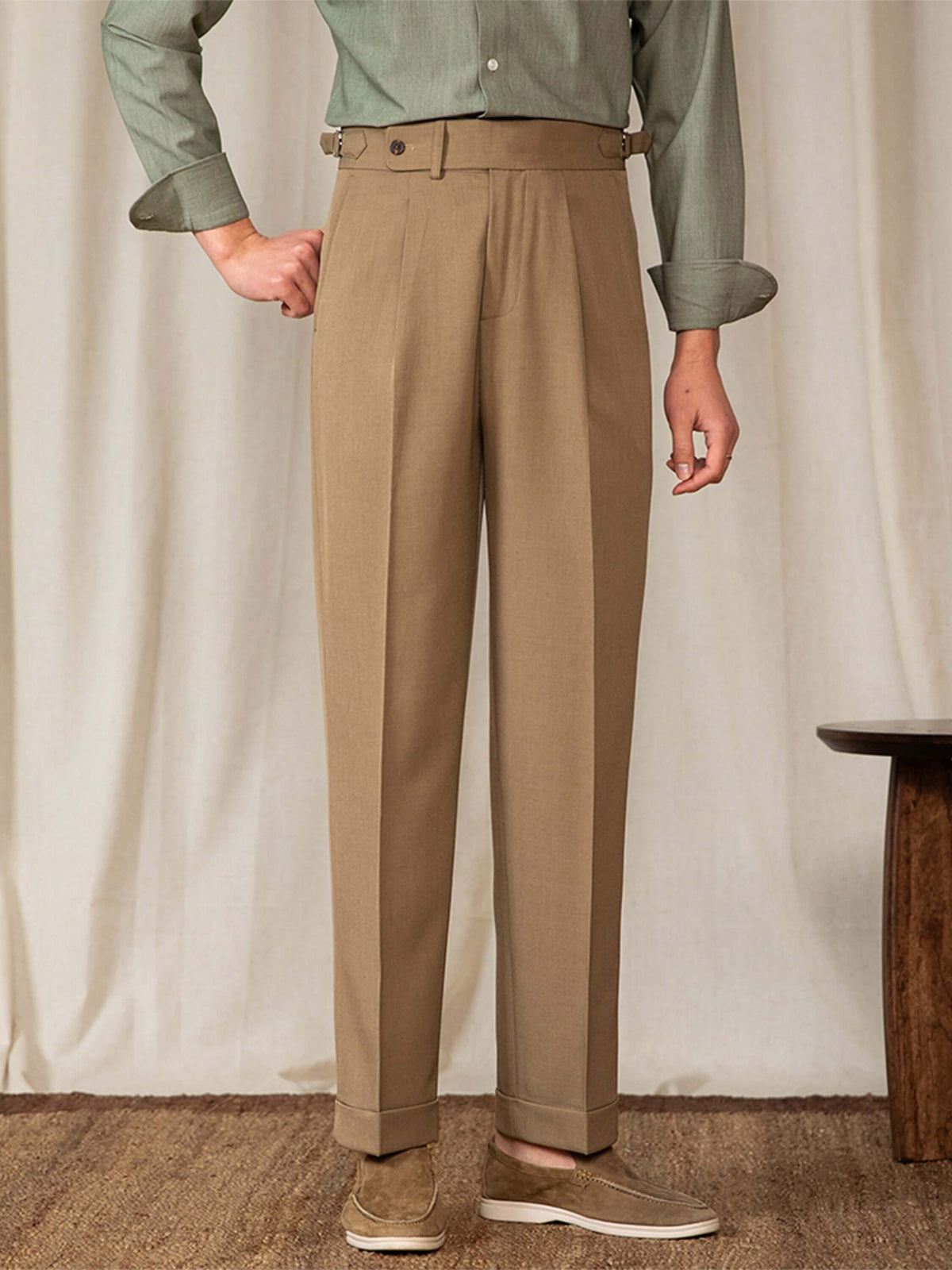 Herrenhose im Old-Money-Stil: hochgeschnitten und lässig