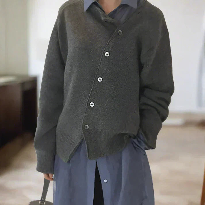 ModeGeist | Weiche Strickjacke mit Diagonaler Knopfleiste