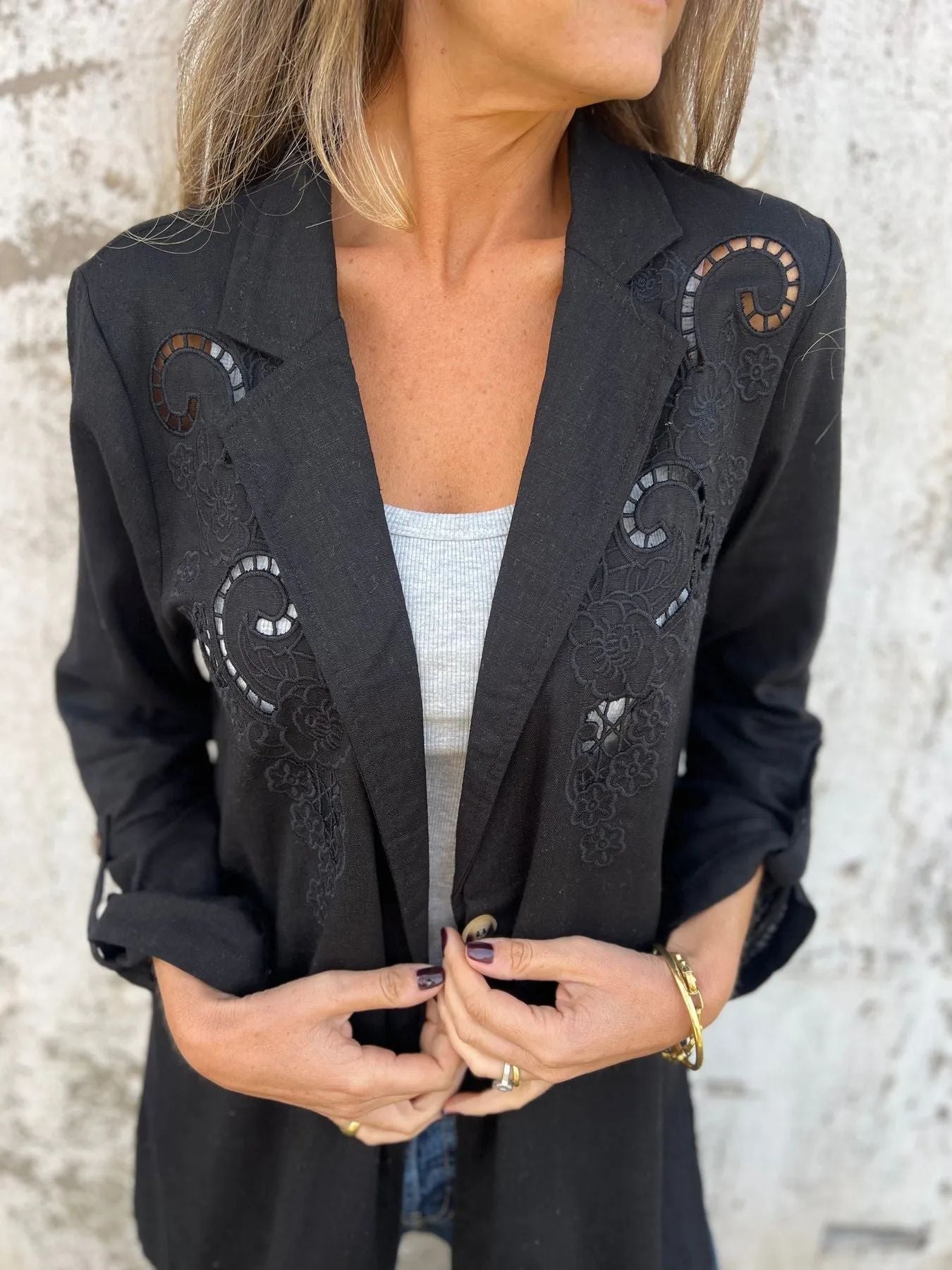 ModeGeist | Blazer mit Stickerei und Ausschnitten Klassischer Schnitt Raffiniert und Einzigartig