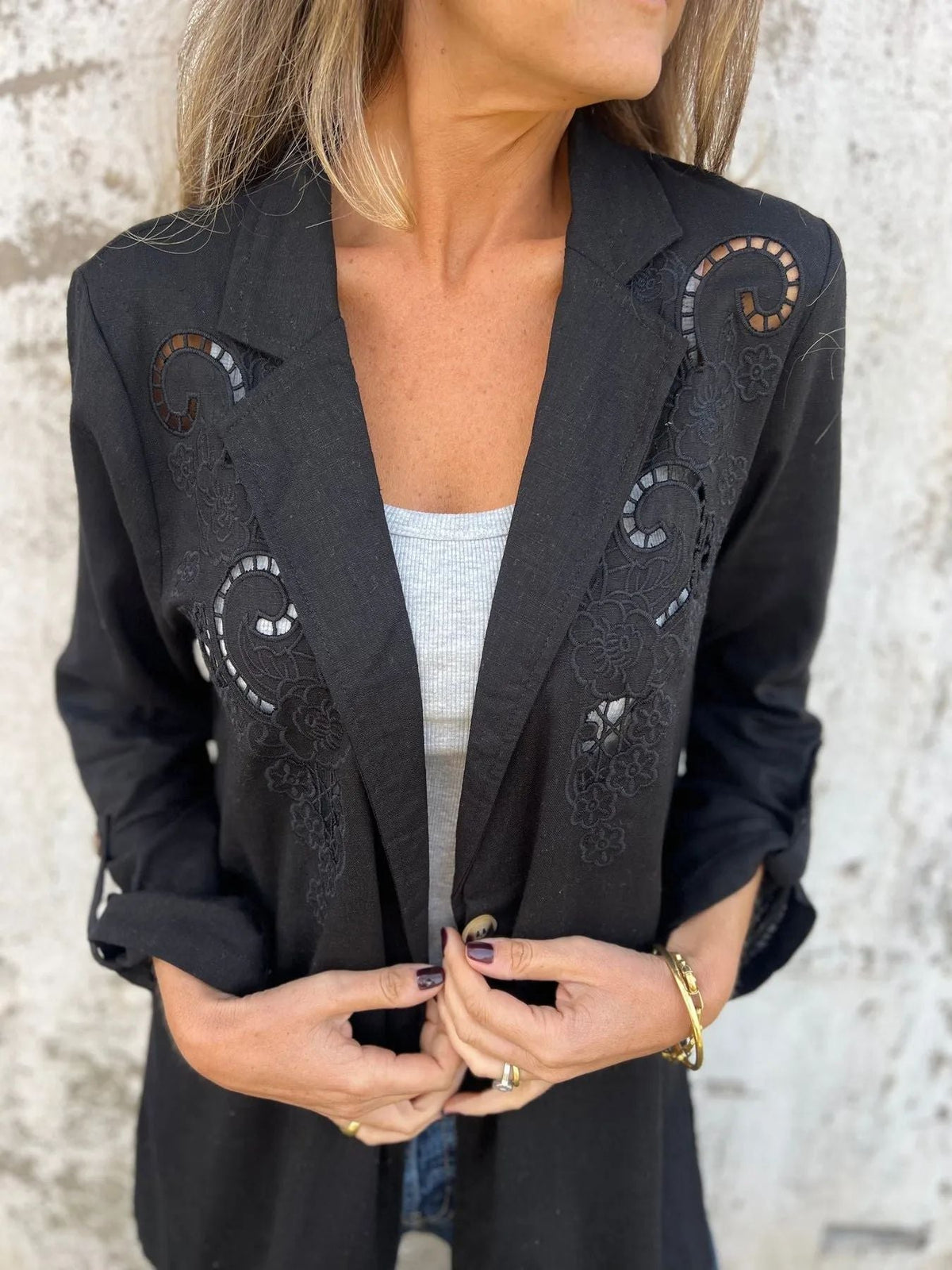 ModeGeist | Blazer mit Stickerei und Ausschnitten Klassischer Schnitt Raffiniert und Einzigartig