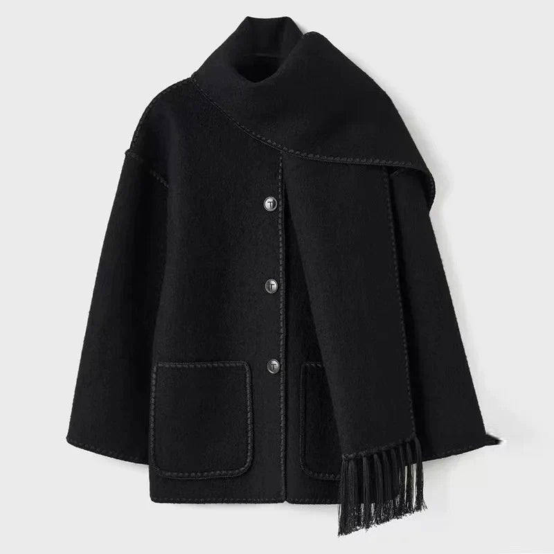 ModeGeist | Zeitloser Pompon-Mantel für Frauen