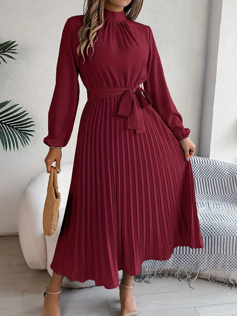ModeGeist | Schlichtes Kleid mit Stehkragen und Plissiertem Gürtel