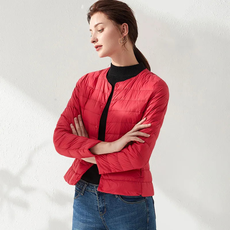 ModeGeist | Leichte, kragenlose und figurbetonende Damen-Daunenjacke
