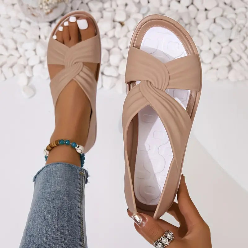Fleur Schlupf-Sandalen: Leichte, flache Sandalen mit gekreuzten PVC-Riemen