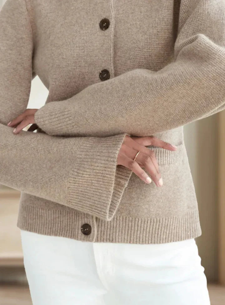 Valerie: Weiche Strickjacke mit Knöpfen