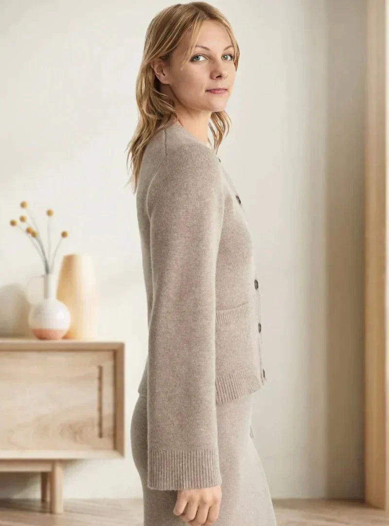 ModeGeist | Warme Winterstrickjacke mit Englischer Eleganz für Damen