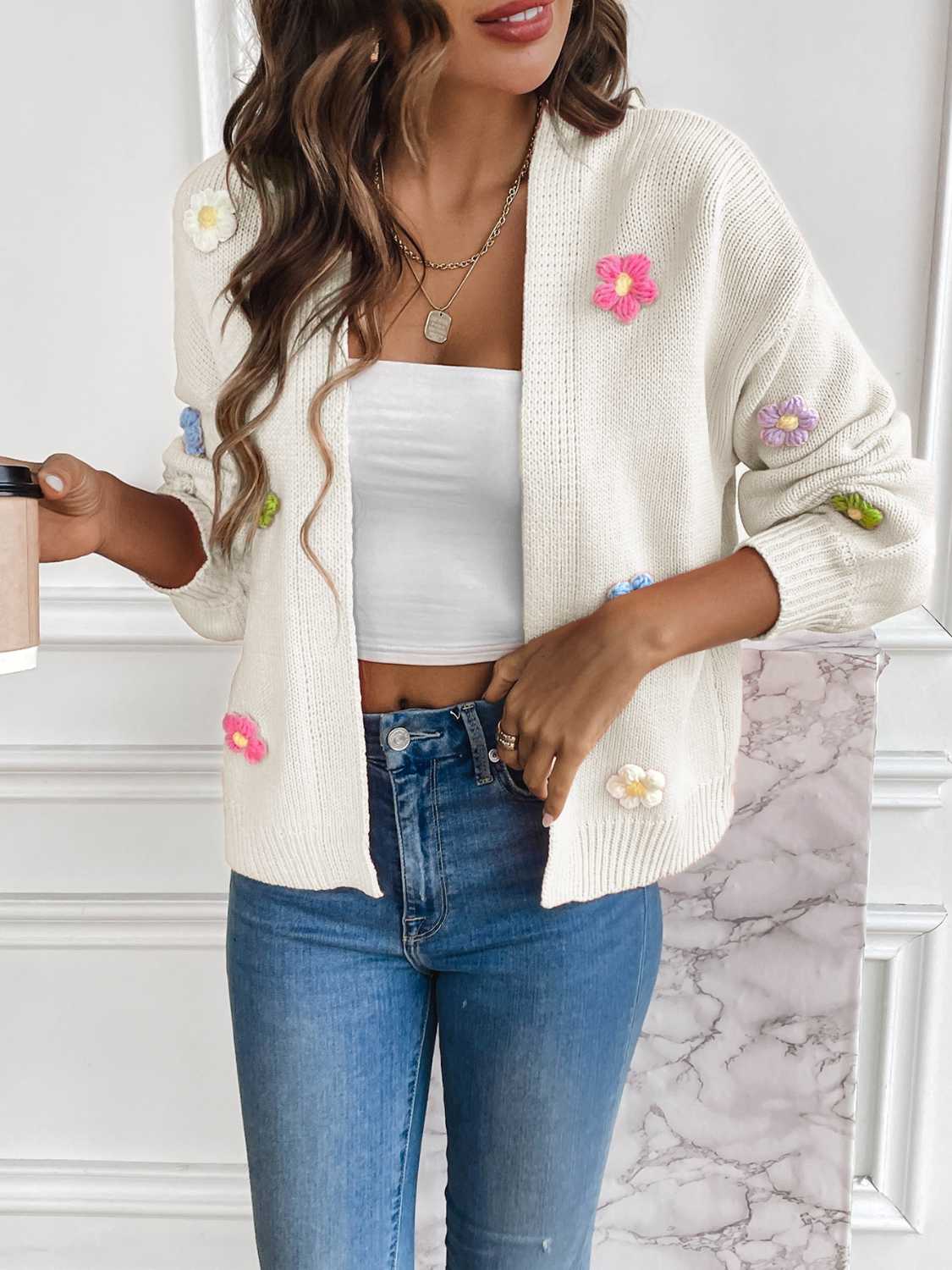 ModeGeist | Strickcardigan mit Blütendetails Offene Vorderseite Feminin und Stylisch