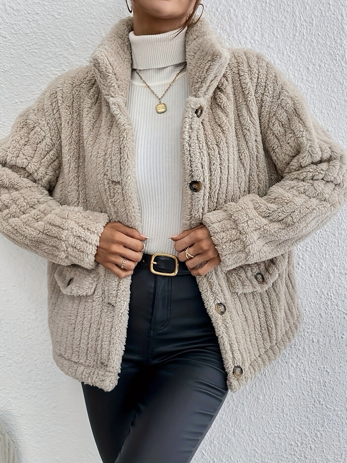 ModeGeist | Doppelseitige Strickjacke mit Samtknöpfen
