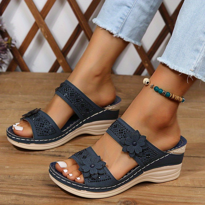 MODEGEIST Damen Wedge Pantoletten Blumenverzierung Keilabsatz