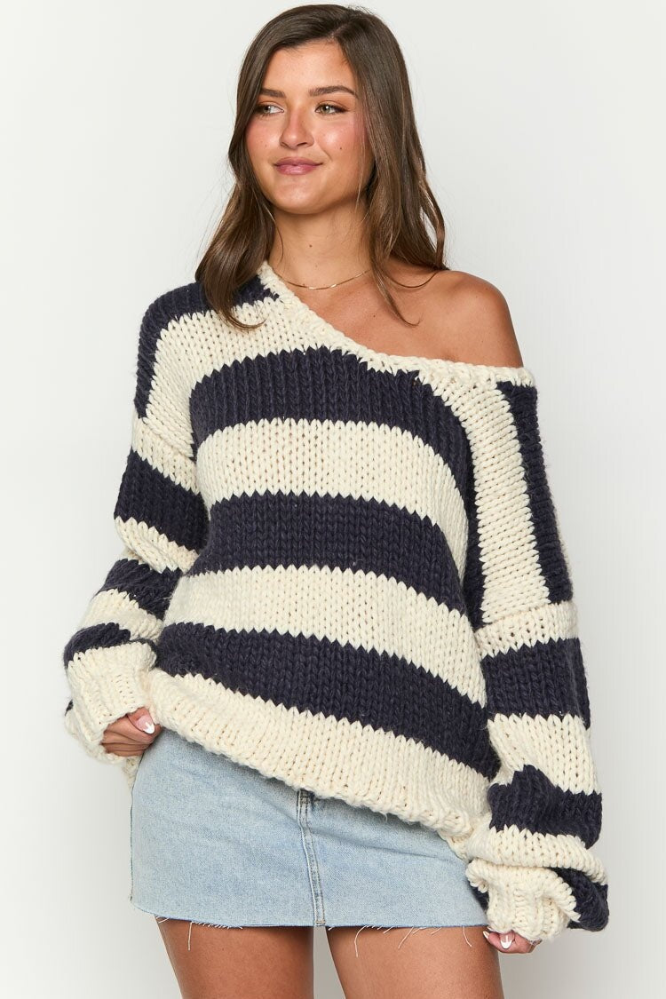 ModeGeist | Off-Shoulder gestreifter Strickpullover für den Herbst-Look
