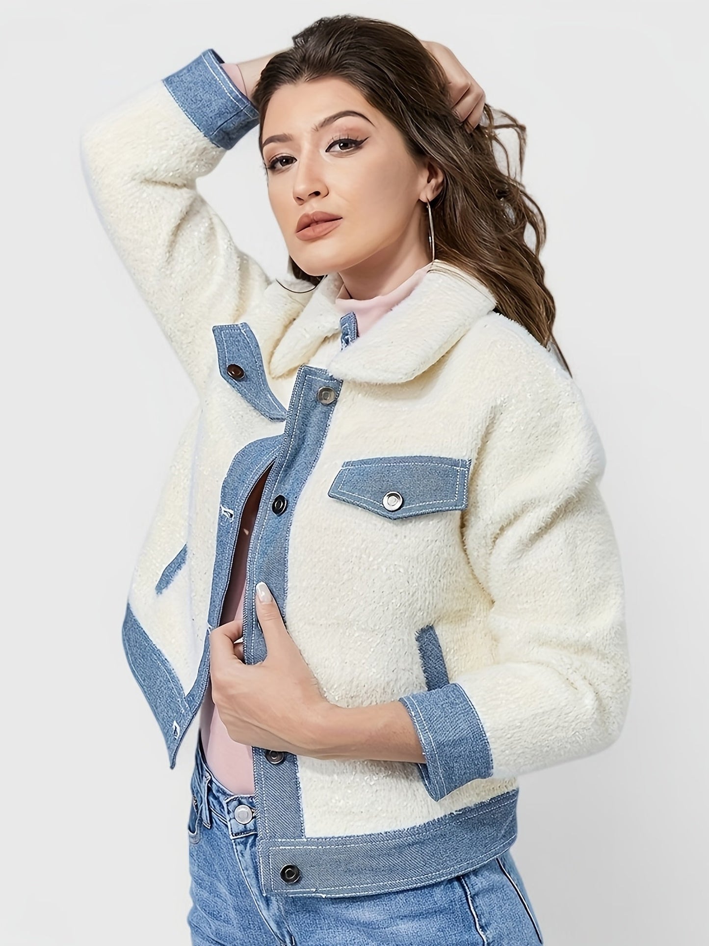 ModeGeist | Kurze Teddyjacke mit Denimdetails Polyester und Baumwolle Trendy und Komfortabel