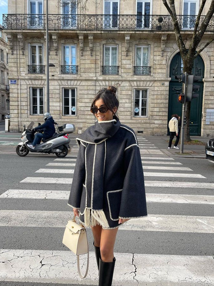 ModeGeist | Mantel Poncho-Stil - Oversized Passform - Wollmischung - Hoher Kragen - 3/4 Ärmel