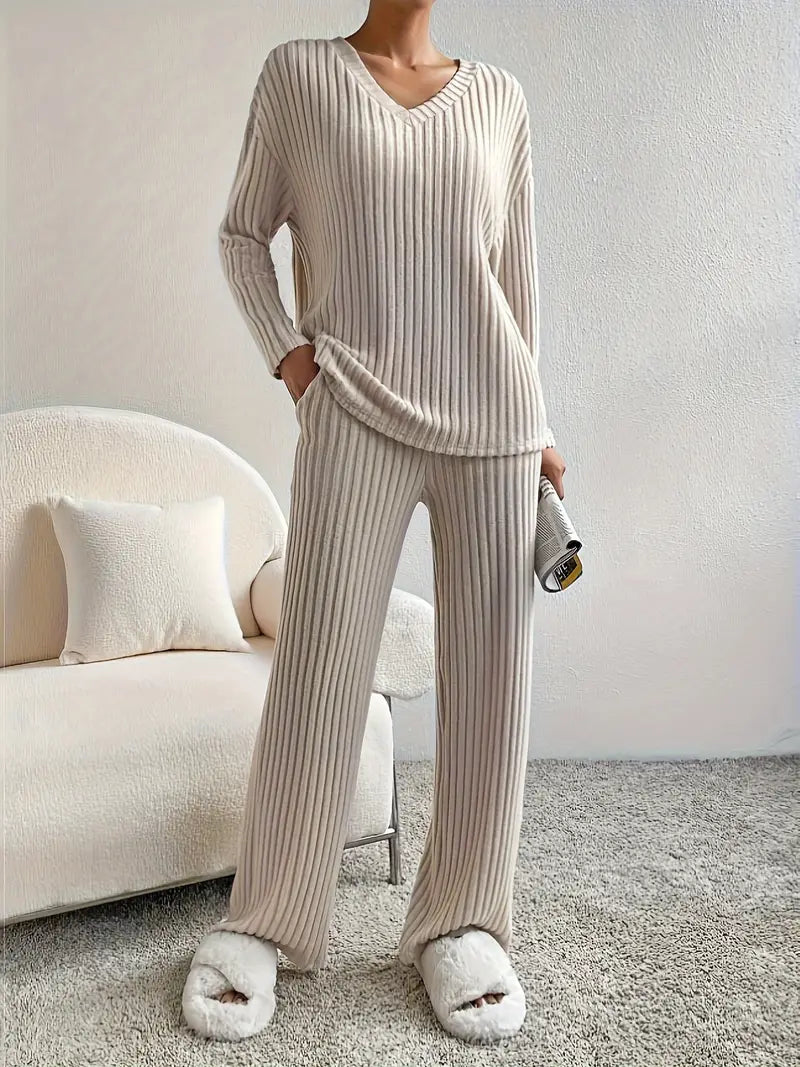 Damen-Anzug mit geripptem V-Ausschnitt-Pullover und Hose im eleganten Design