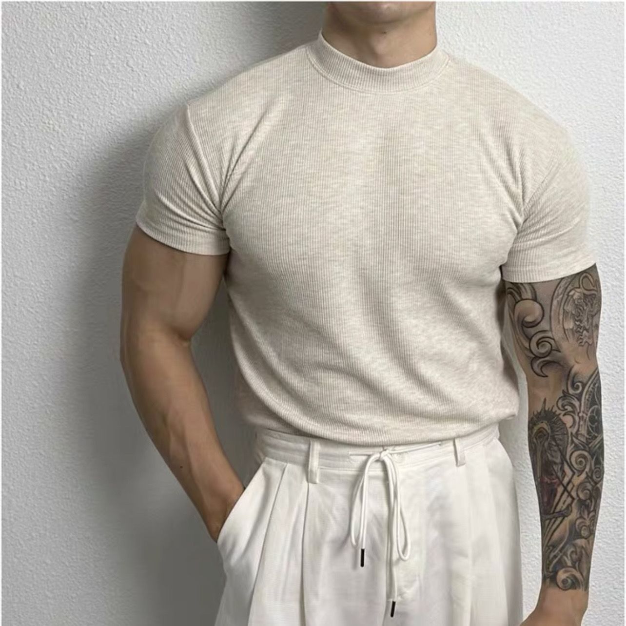 Fudus Stretch-T-Shirt mit Halbkragen im amerikanischen Stil