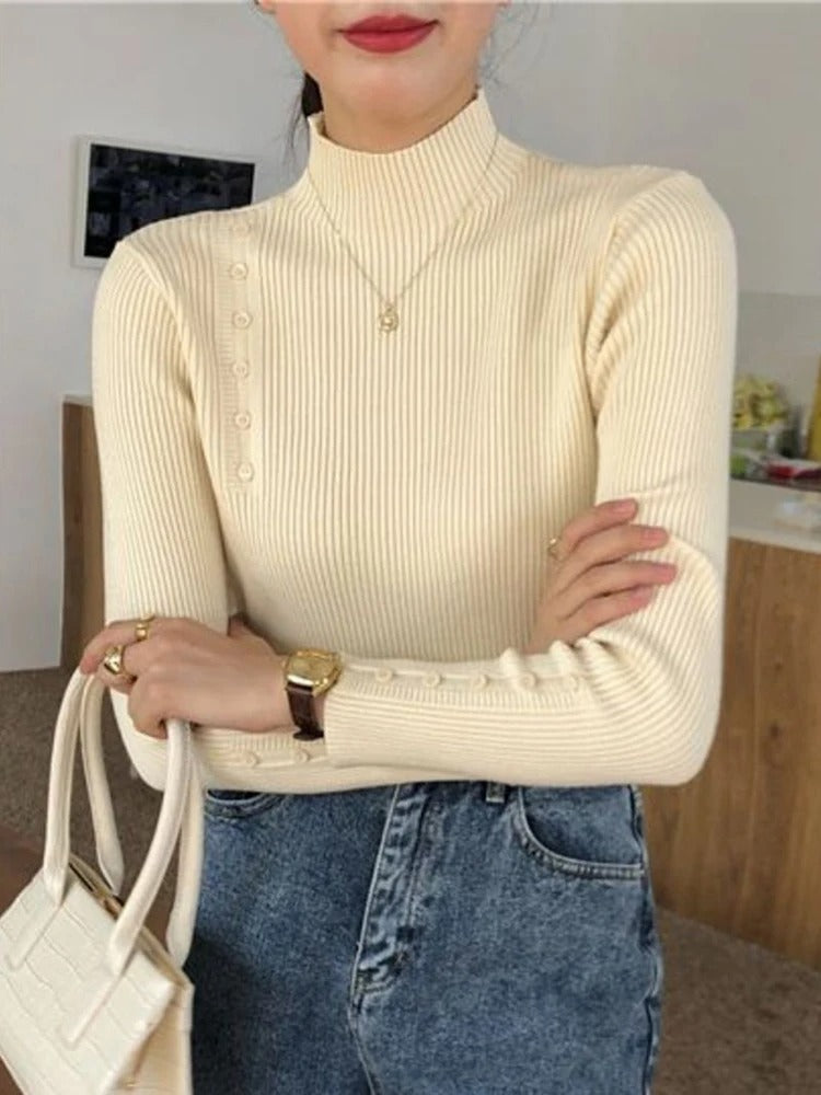ModeGeist | Eleganter Pullover mit Zierknöpfen und Stehkragen