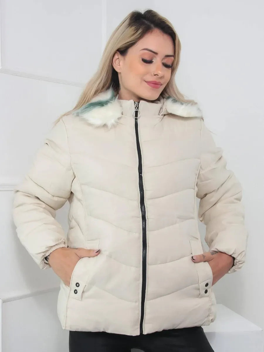 Steppjacke von Leynira mit grüner Farbe und Fellkapuze