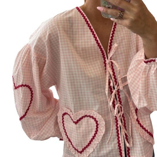 Fudus Langarmshirt mit V-Ausschnitt, Karomuster und Brusttasche