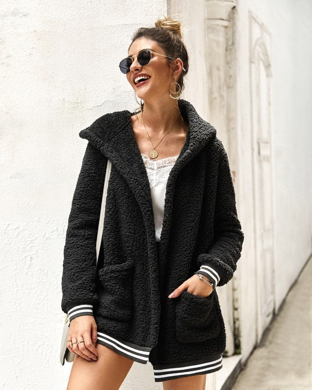 ModeGeist | Fleece Jacke - Oversized Sherpa - Kapuze und Große Taschen - Weich und Warm