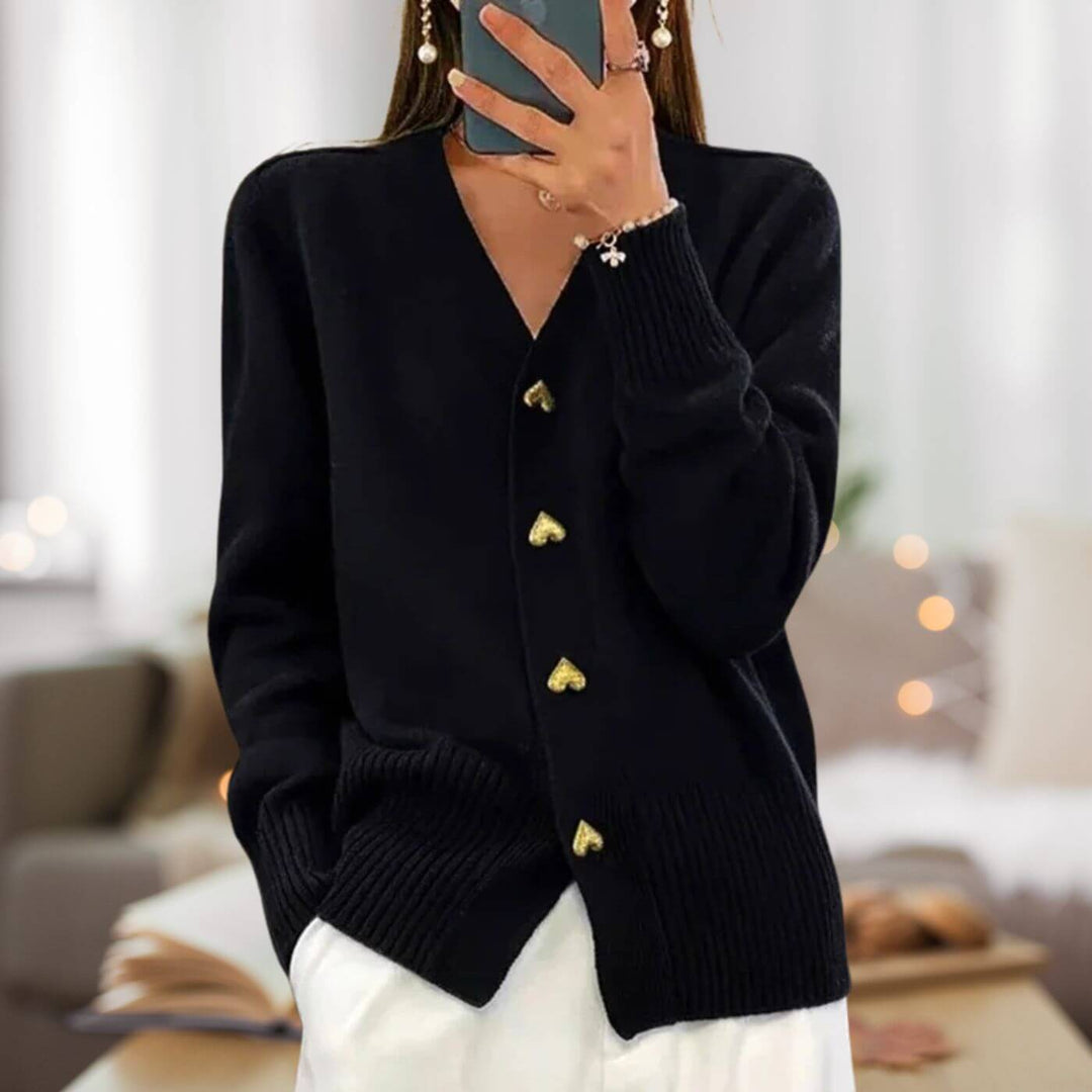 ModeGeist | Strickjacke mit Herzknopf-Akzenten