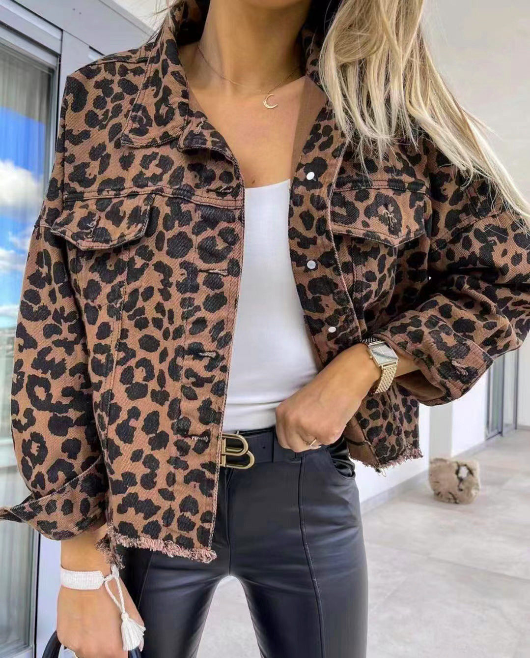 ModeGeist | Raw Hem Leopardenkragen Denimjacke